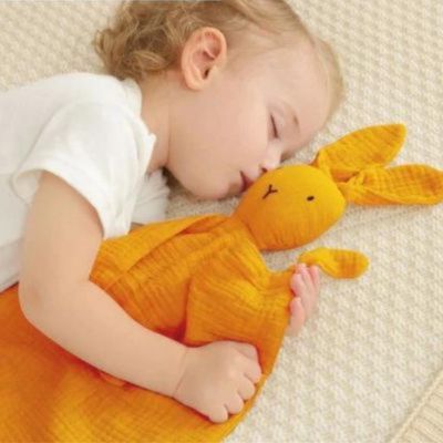 Doudou-lapin-plat-Couettelapin-dormir